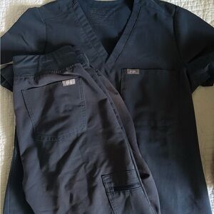 Figs Charcoal Scrub Ensemble